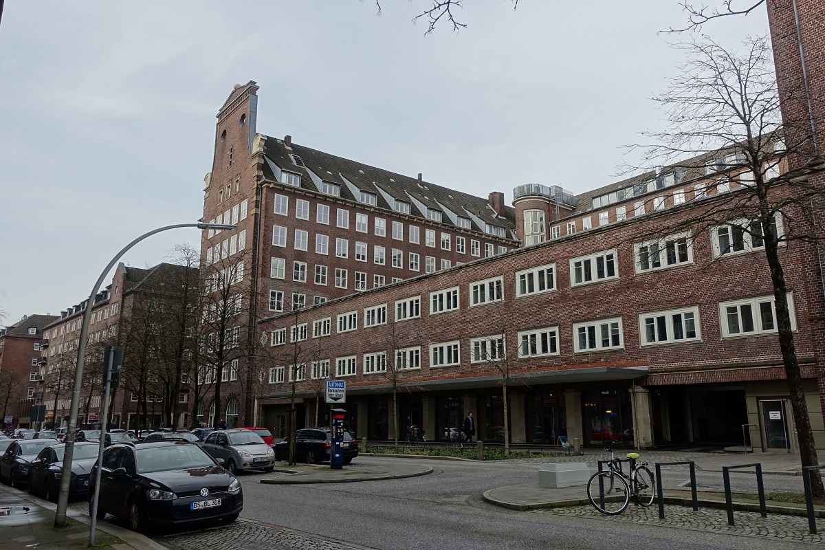 Hamburg Altstadt am 29.2.2020: Gebudekomplex Altstdter Hof (Mitte), erbaut 1936, 233 Wohnungen, knapp 50 Lden / Teilansicht der Huser  in der Altstdter Str.  /