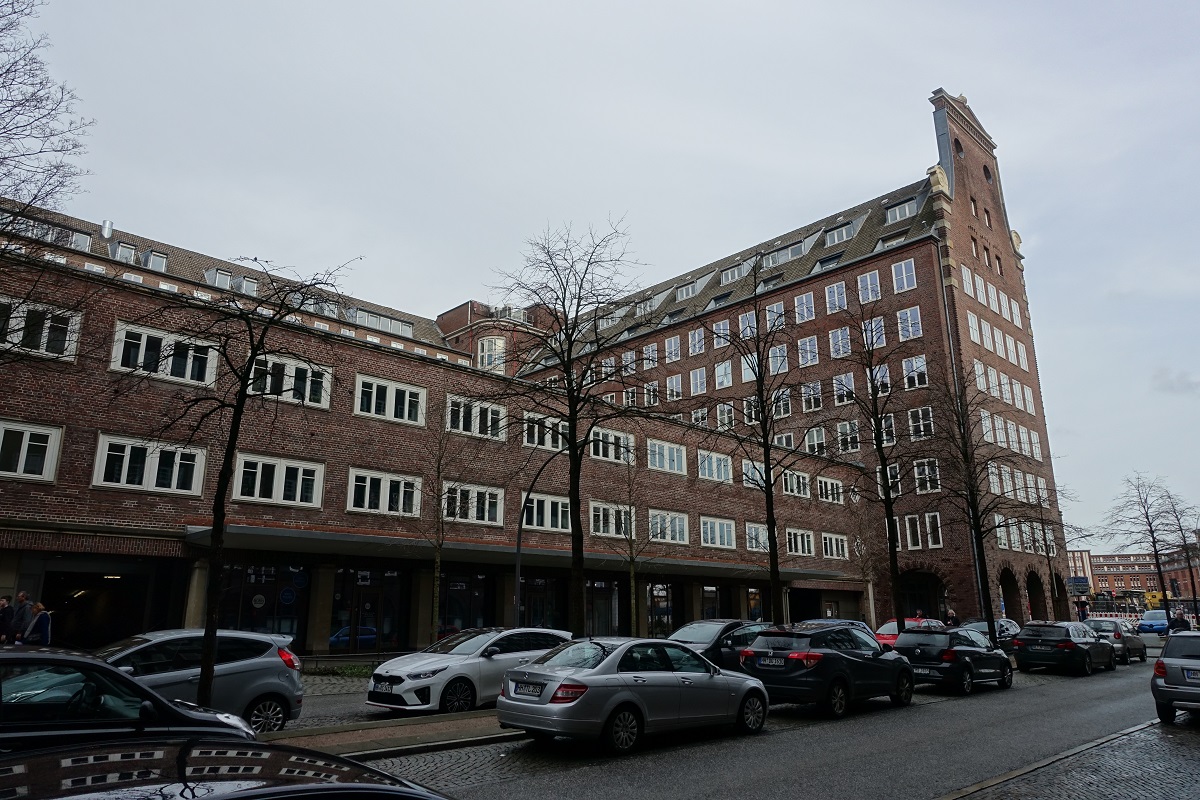 Hamburg Altstadt am 29.2.2020: Gebudekomplex Altstdter Hof (Ostflgel), erbaut 1936, 233 Wohnungen, knapp 50 Lden / Teilansicht der Huser  in der Altstdter Str.  /