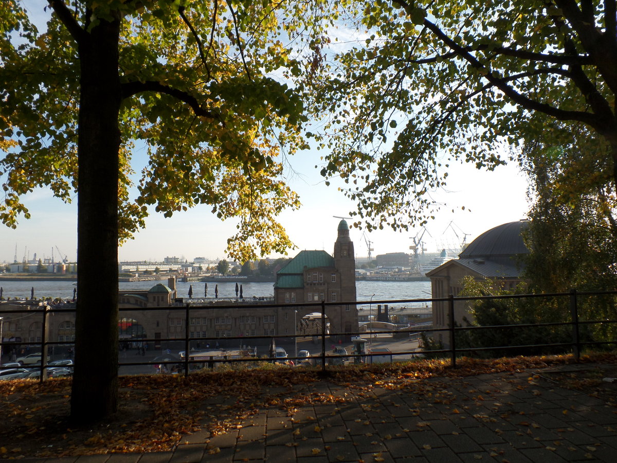 Hamburg am 10.10.2018: Blick vom Weg „Bei der Erholung“ oberhalb der St. Pauli Hafenstr. auf die Landungsbrcken, die Elbe und Steinwerder mit der Werft Blohm + Voss auf der anderen Elbseite /