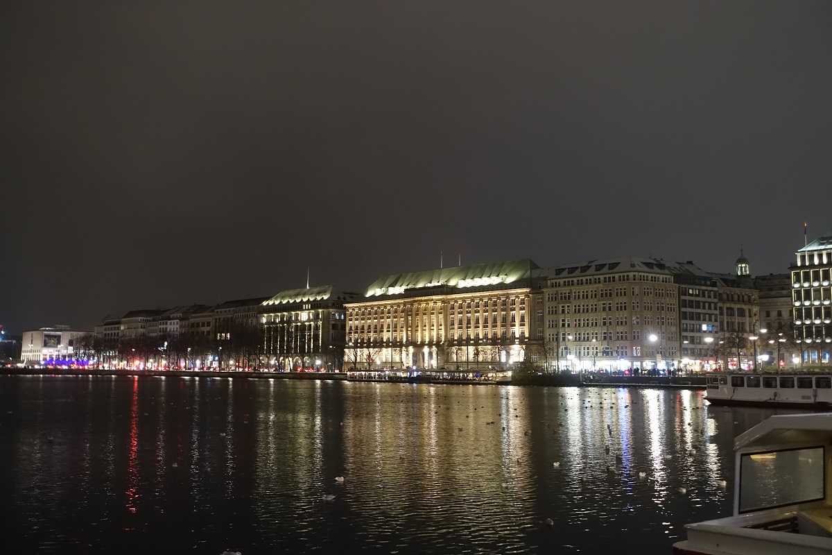 Hamburg am 10.12.2022: Binnenalster mit dem Ballindamm  /