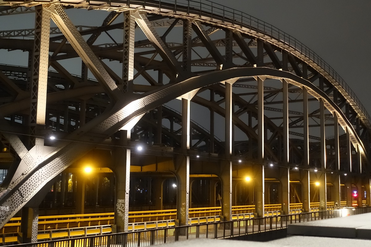 Hamburg am 10.12.2022: Freihafenelbbrcke, Blick vom U-Bahnhof Elbbrcken   /