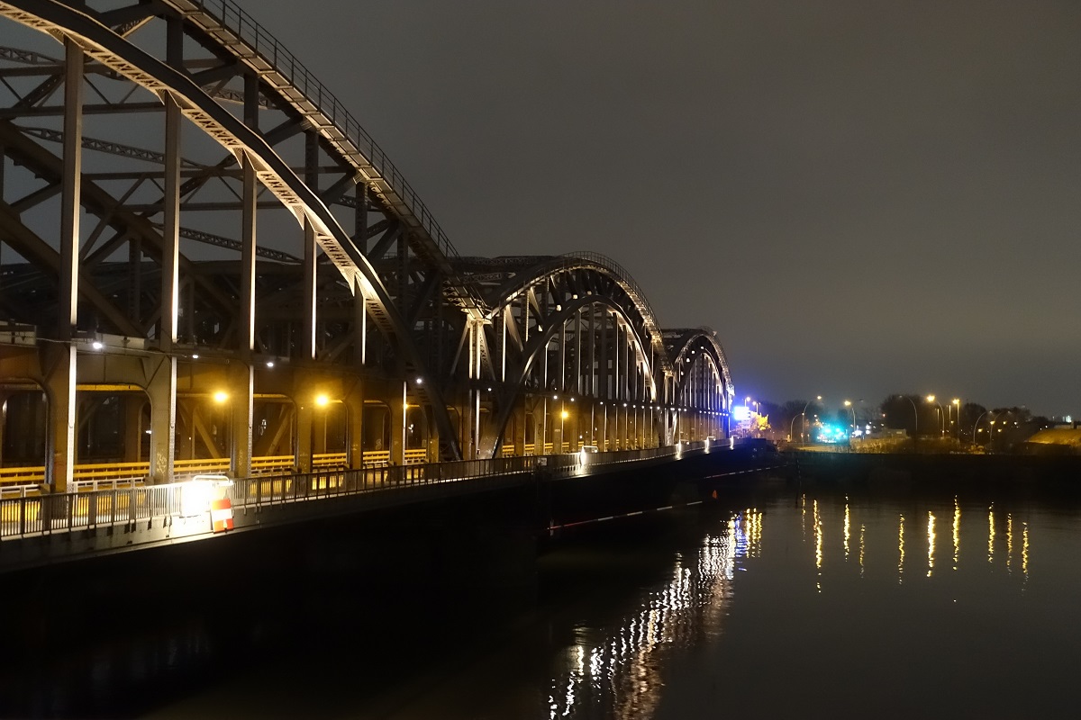 Hamburg am 10.12.2022: Freihafenelbbrcke, Blick vom U-Bahnhof Elbbrcken   /