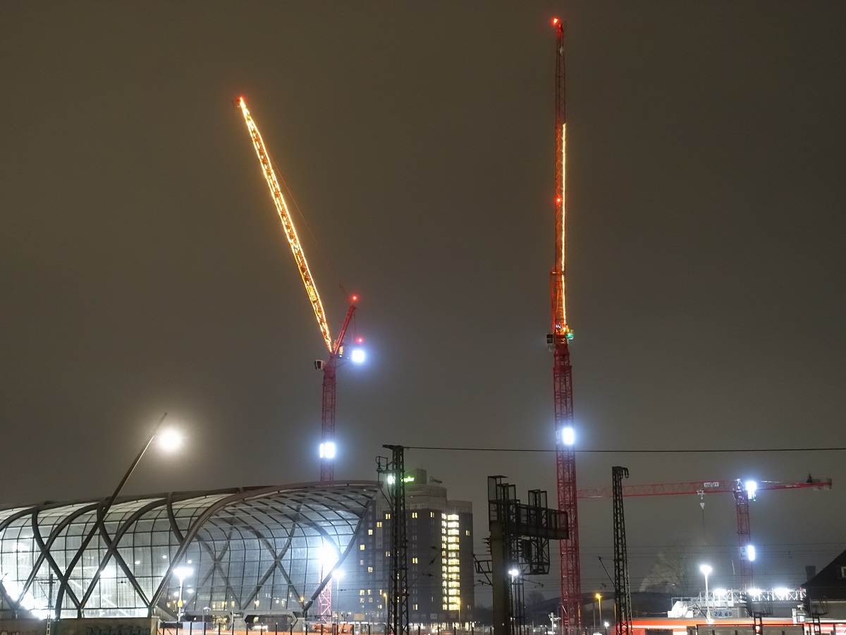Hamburg am 10.12.2022: nächtlich erhellte Baustellenkräne für die Errichtung des Elbtowers, einem umstrittenen Neubau mit 245 m Höhe und 64 Etagen / 