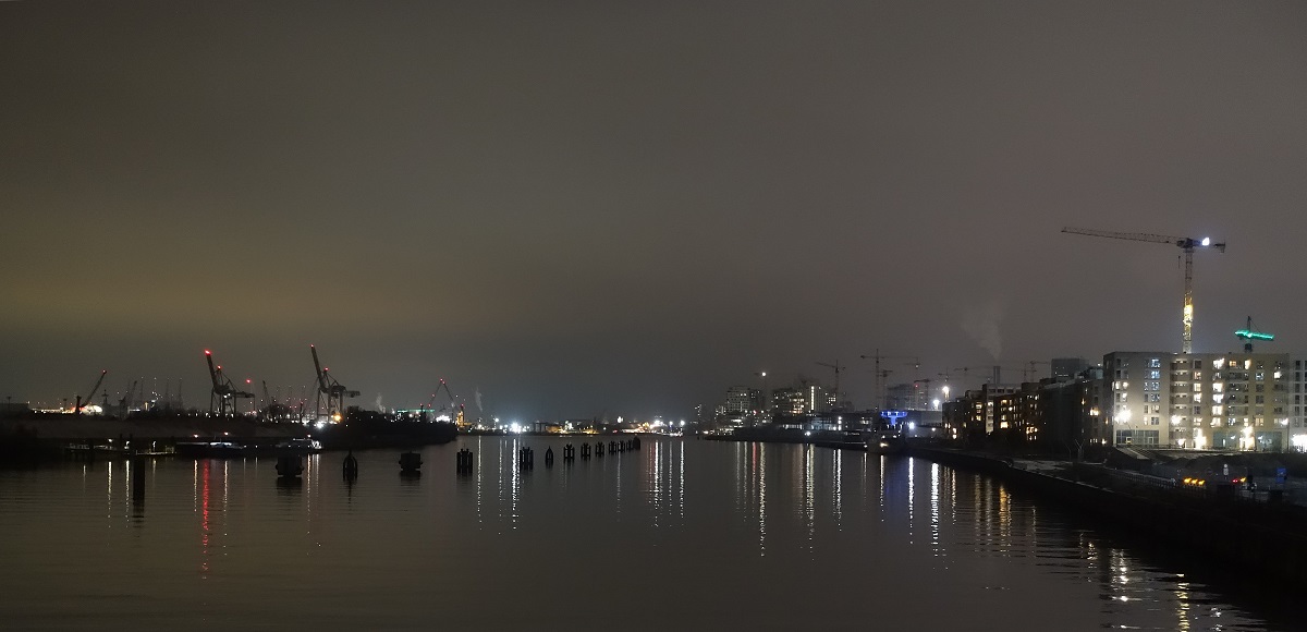 Hamburg am 10.12.2022: um 17:25 Blick vom U-Bahnhof Elbbrcken auf die Norderelbe, rechts die Hafencity /