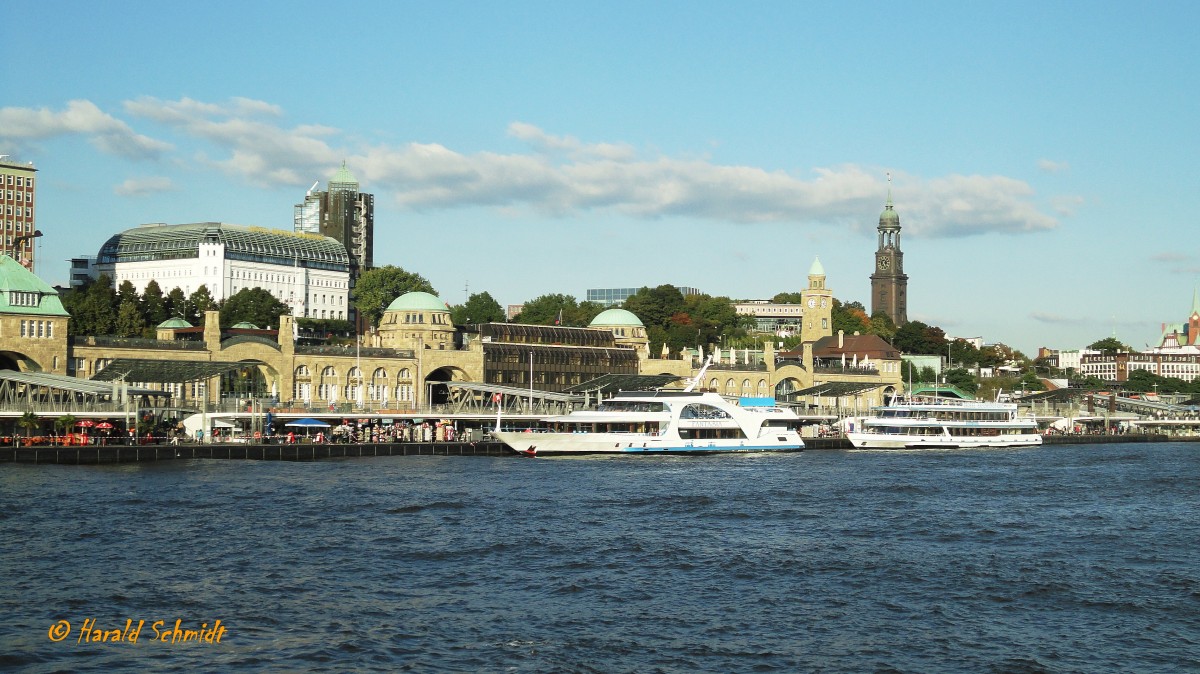 Hamburg am 1.10.2013: Landungsbcken mit einem Teil des Stadtteiles St. Pauli (von links: Hotel Hafen Hamburg, Jugendherberge auf dem Stintfang, Michaeliskirche)/