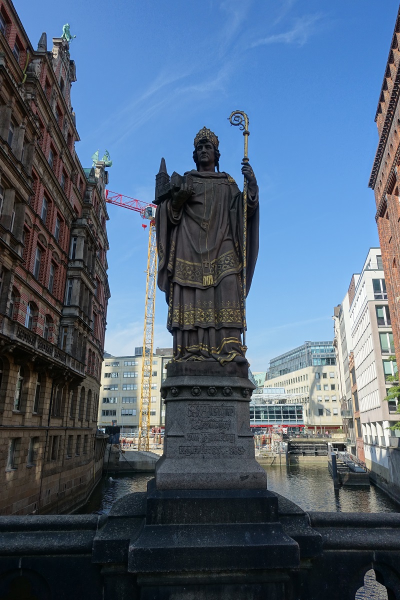 Hamburg am 1.10.2020: Brckenfigur Bischof Ansgar auf der 1881/82 erbauten Trostbrcke, 1883 von dem deutschen Bildhauer und Medailleur Engelbert Pfeiffer erschaffen /