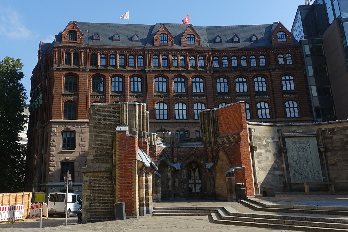 Hamburg am 1.10.2020: Der Laeiszhof ist ein Kontorhaus am Nikolaifleet, hier aus dem Mahnmal St. Nikolai heraus gesehen, erbaut 1897/98 fr die Reederei F. Laeisz (auch heute noch der Firmensitz) nach Plnen von Bernhard Hanssen, Wilhelm Emil Meerwein und Martin Haller im Stil der Hannoverschen Architekturschule /