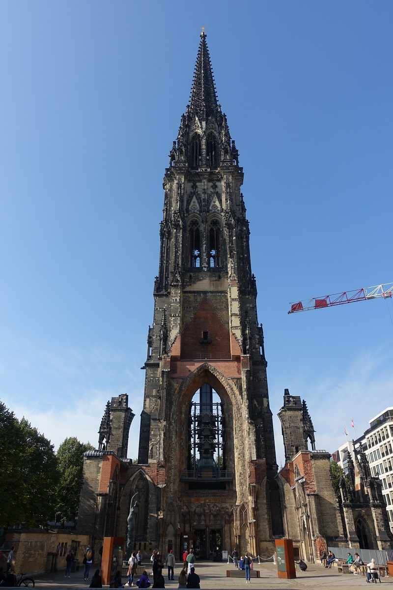 Hamburg am 1.10.2020: Die Ruine der Hauptkirche St. Nikolai am Hopfenmarkt ist als Mahnmal St. Nikolai „den Opfern von Krieg und Gewaltherrschaft zwischen 1933 und 1945“ gewidmet. 
Am 28. Juli 1943 wurde die Kirche durch Fliegerbomben schwer beschdigt.
Der Turm, ein Teil der sdlichen Auenmauer und die Wnde des Chors sind erhalten.
Die Grundsteinlegung des jetzigen Baus fand am 24. September 1846 statt, 1863 Weihe, 1874 Vollendung des Turmes. 
Mit dem 147,3 Meter hohen Turm war die Nikolaikirche bis zur Vollendung der Kathedrale von Rouen im Jahre 1877 das hchste Bauwerk der Welt.
