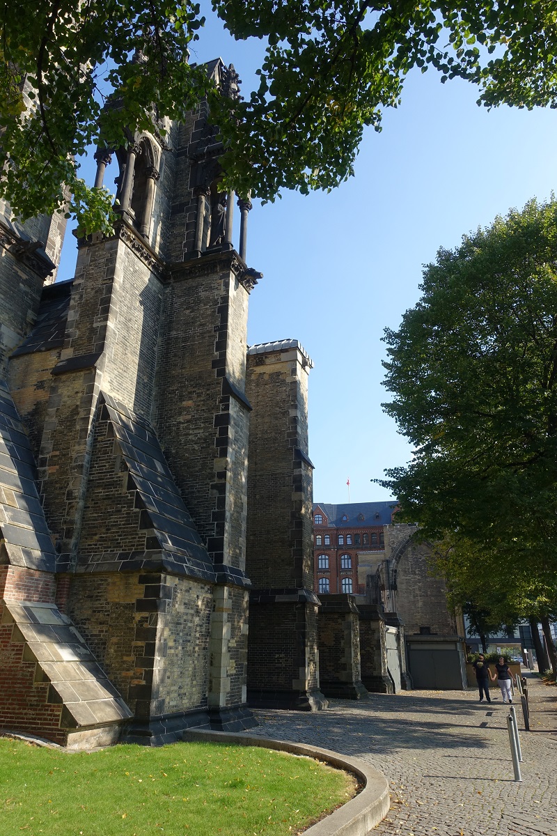 Hamburg am 1.10.2020: ein Teil der erhaltenen sdlichen Auenmauer der Ruine der Hauptkirche St. Nikolai am Hopfenmarkt. Die Kirche ist als Mahnmal „den Opfern von Krieg und Gewaltherrschaft zwischen 1933 und 1945“ gewidmet. 
Am 28. Juli 1943 wurde die Kirche durch Fliegerbomben schwer beschdigt.
Die Grundsteinlegung des jetzigen Baus fand am 24. September 1846 statt, 1863 Weihe, 1874 Vollendung des Turmes. 
Mit dem 147,3 Meter hohen Turm war die Nikolaikirche bis zur Vollendung der Kathedrale von Rouen im Jahre 1877 das hchste Bauwerk der Welt.
