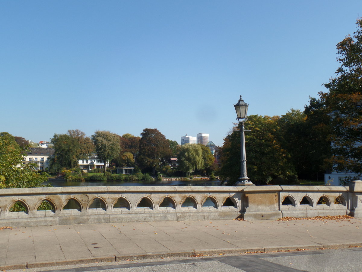 Hamburg am 11.10.2018: Blick von der Feenteichbrcke auf die Bebauung am Feenteich (Stadtteil Uhlenhorst)und die Mundsburg-Hochhuser im Stadteil Barmbek-Sd  / 