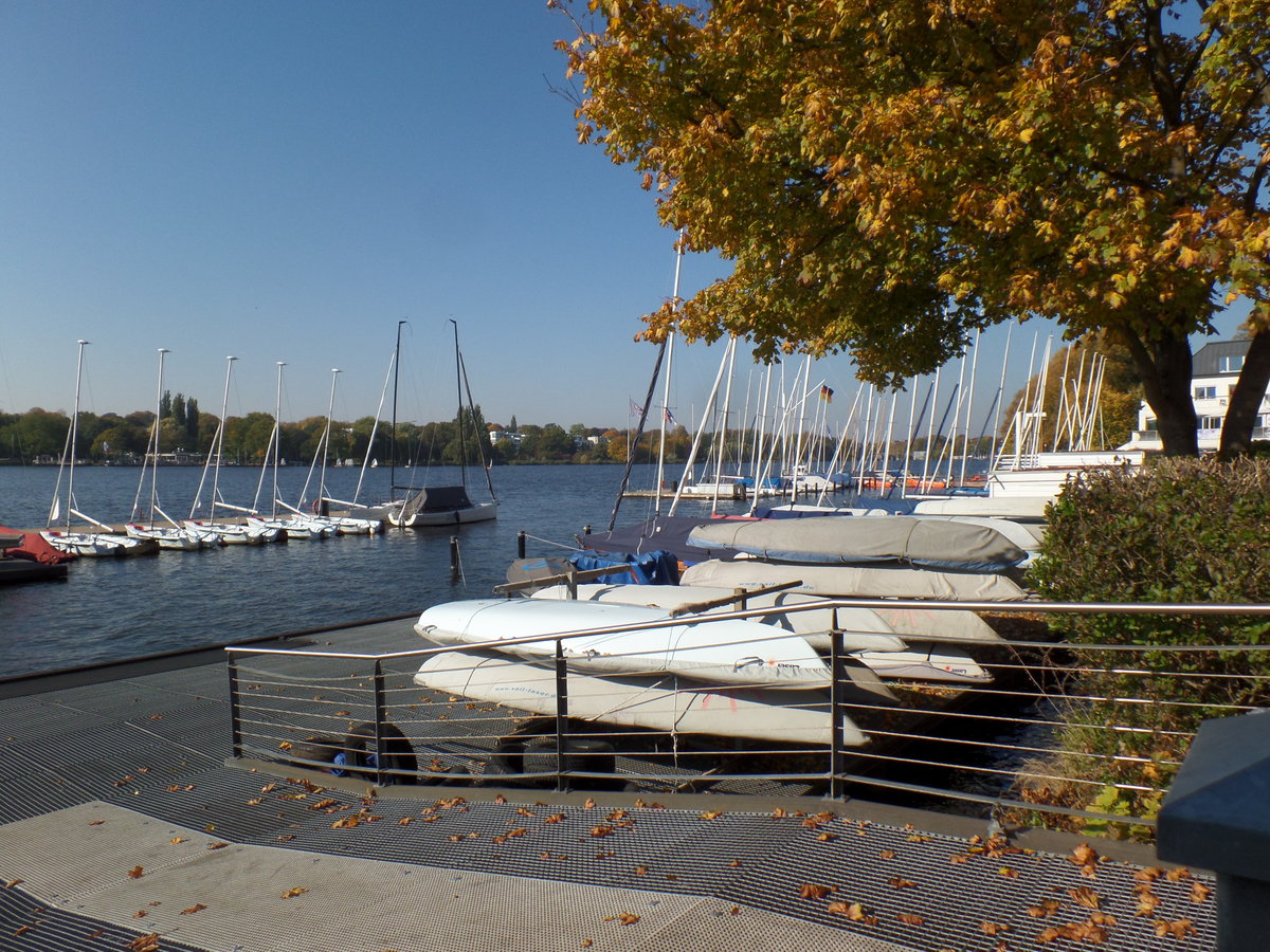Hamburg am 11.10.2018: Blick über die Bootsliegeplätze des NRV (Norddeutscher Regatta Verein) am Uhlenhorster Fährhaus auf die Außenalster /