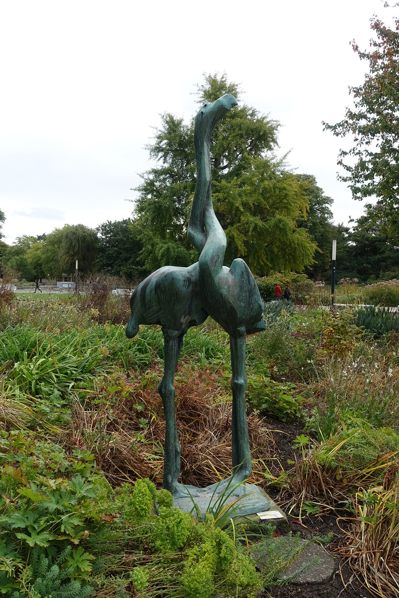 Hamburg am 11.10.2020: Skulptur „Flamingogruppe“ im Park von Planten un Blomen, erschaffen von Hans Martin Ruwoldt, aufgestellt anllich der IGA  /1953 