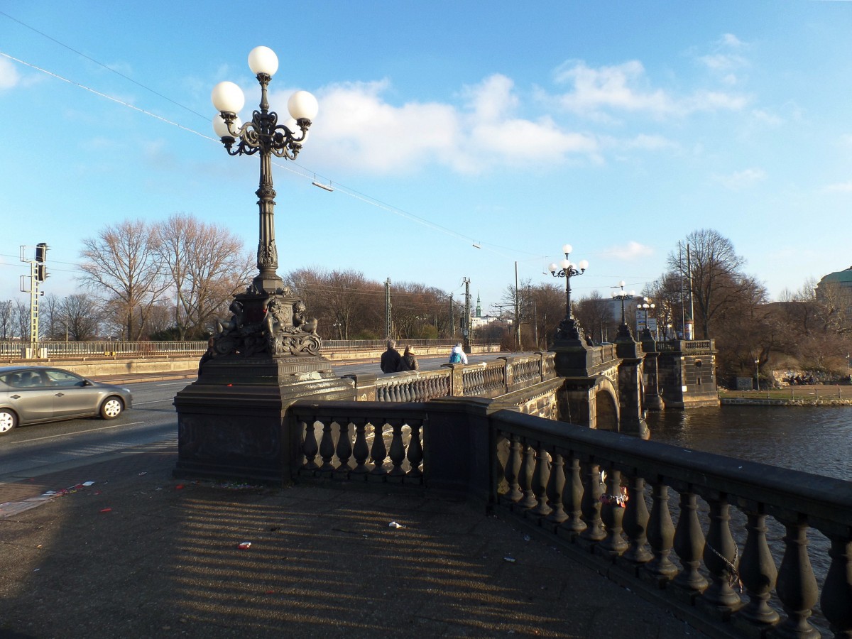 Hamburg am 1.1.2014: Die historischen Kandelaber der Lombardsbrcke auf der Binnenalsterseite. Auf der anderen Seite ist die Verbindungsbahn, die sehr stark frequentierte Eisenbahnstrecke zwischen Hauptbahnhof und Altona.