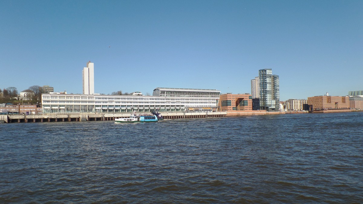 Hamburg am 11.3.2014: Altes Englandfhr-Terminal (Edgar-Engelhard-Kai)von einem Fhrschiff auf der Elbe gesehen