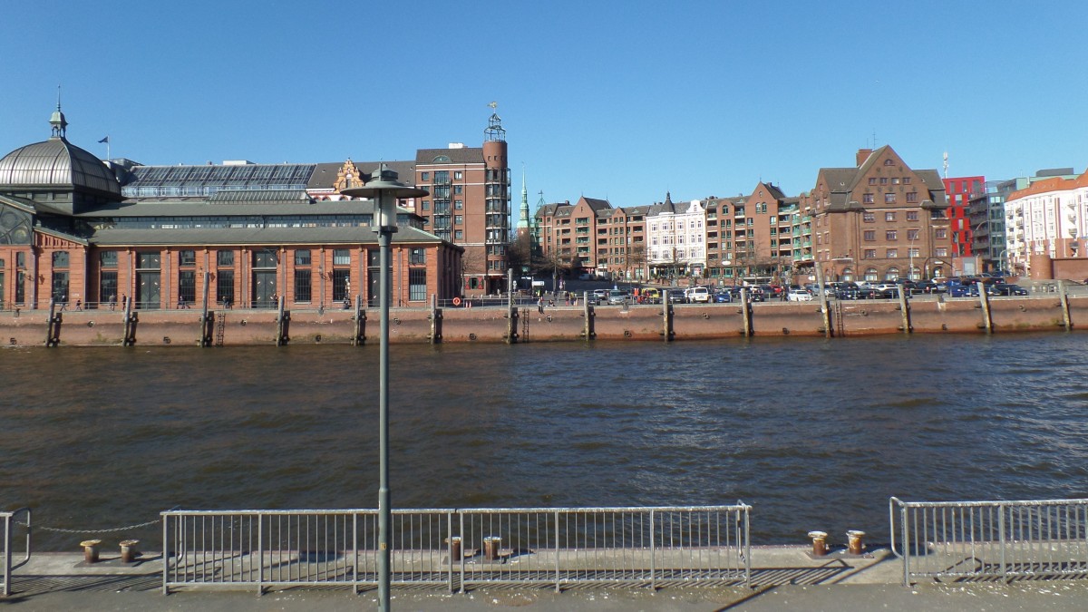 Hamburg am 11.3.2014: Fischmarkt von einem Fhrschiff auf der Elbe gesehen