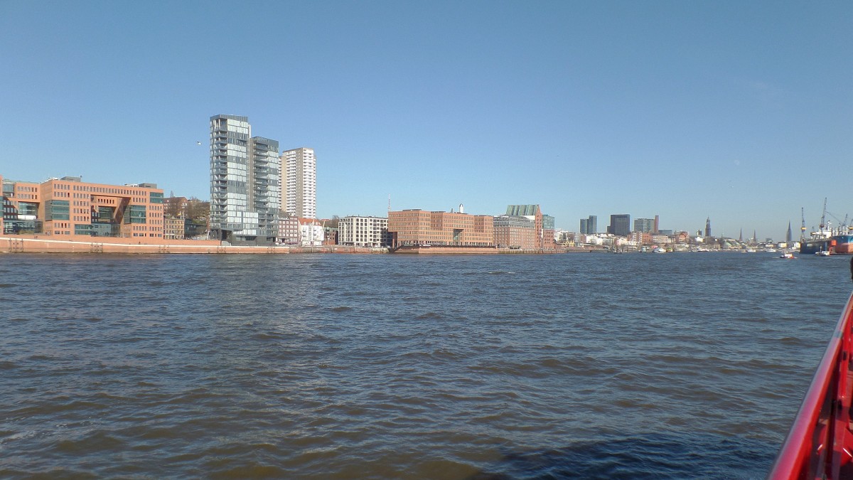 Hamburg am 11.3.2014: Nrdlicher Hafenrand bis zur Hafencity von einem Fhrschiff auf der Elbe gesehen