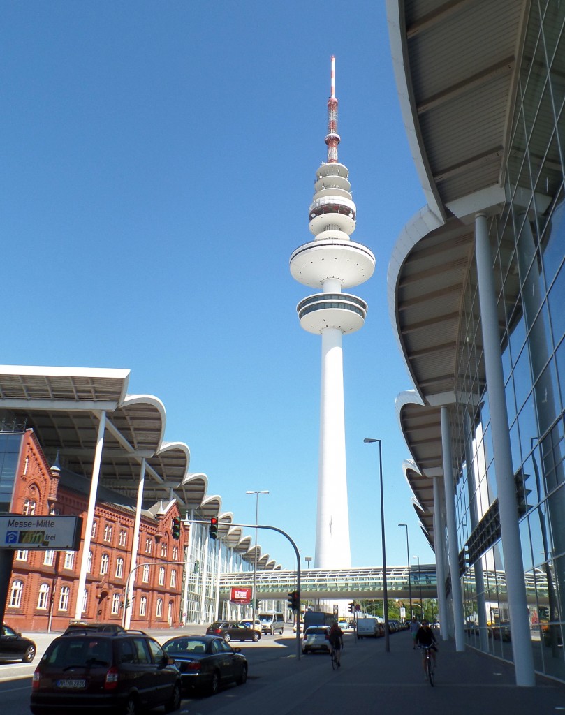 Hamburg am 11.6.2015: Karolinenstr. mit dem Fernsehturm (offiziell Heinrich-Hertz-Turm), rechts + links Gebude des  Messegelndes, das rote Gebude links ist das ehemalige Heizkraftwerk „Karoline“ im Stadtteil St. Pauli, Bezirk Mitte,