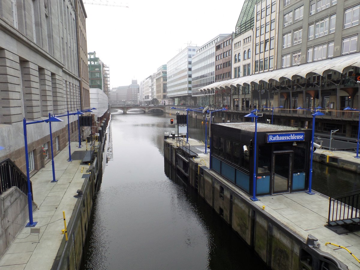 Hamburg am 12.11.2016: Alsterfleet mit einem Teil der Rathausschleuse /