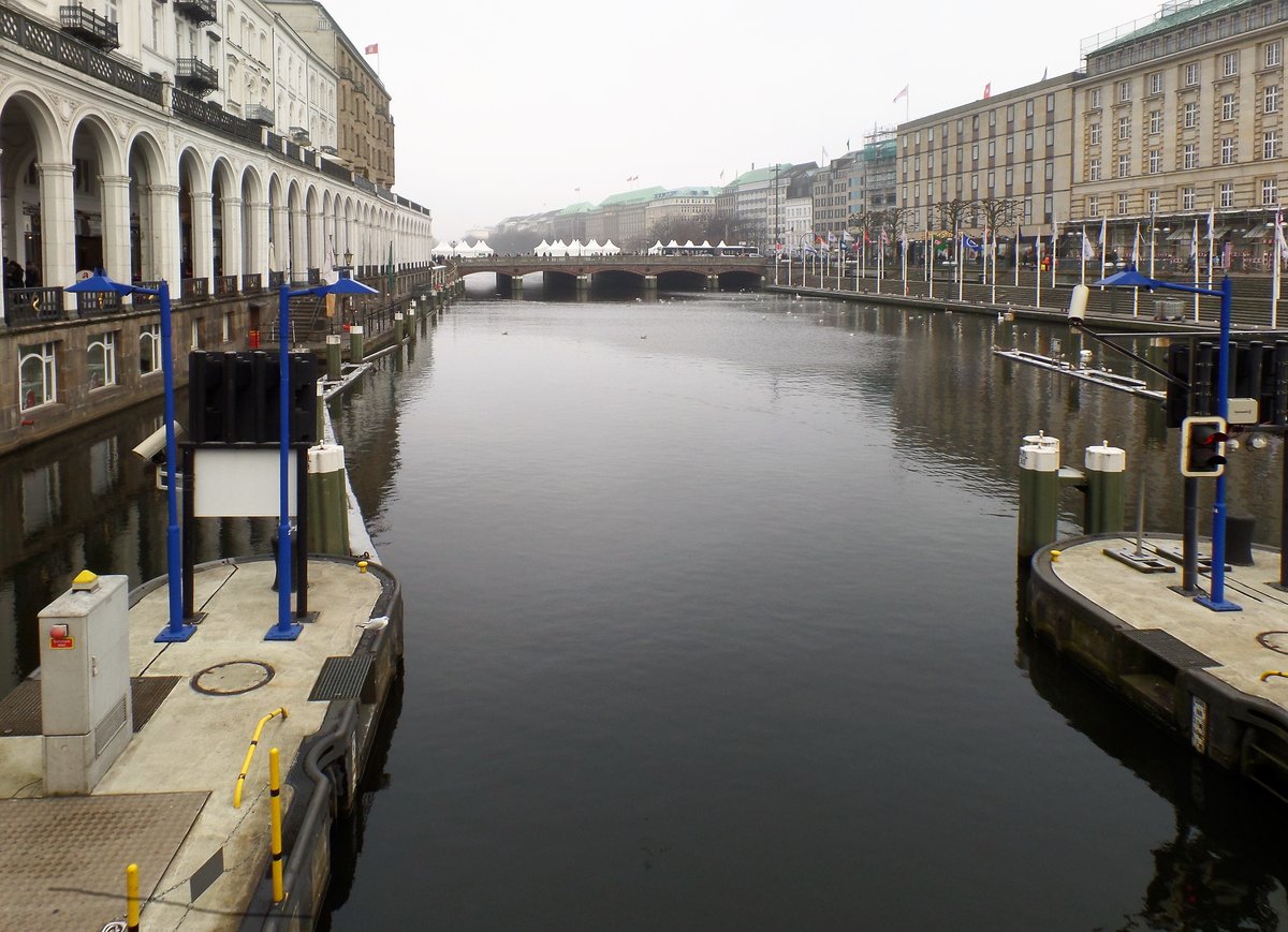 Hamburg am 12.11.2016: Blick von der Rathausschleuse ber die „Kleine Alster“ zum Jungfernstieg mit den Weihnachtsmarktbuden, links die Alsterarkaden / /