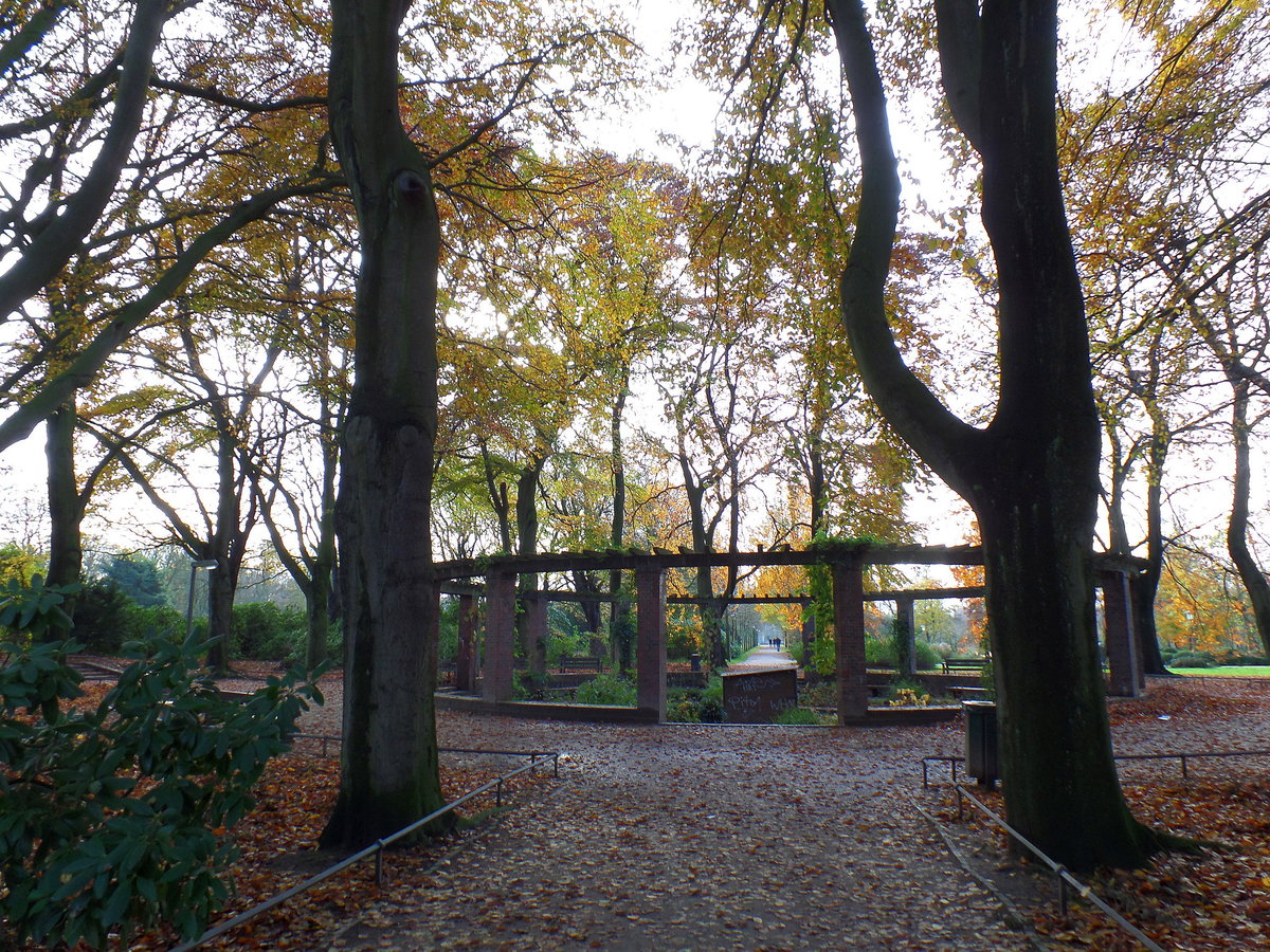 Hamburg am 12.11.2017: am Pinguinbrunnen im herbstlichen Stadtpark /