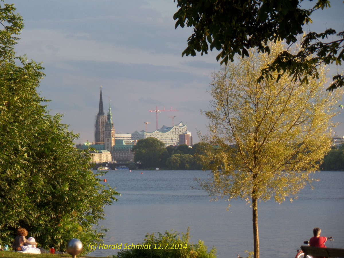 Hamburg am 12.7.2014: Blick ber die Auenalster zur Innenstadt mit  Rathaus, Nikolaikirche und Elbphilharmonie.