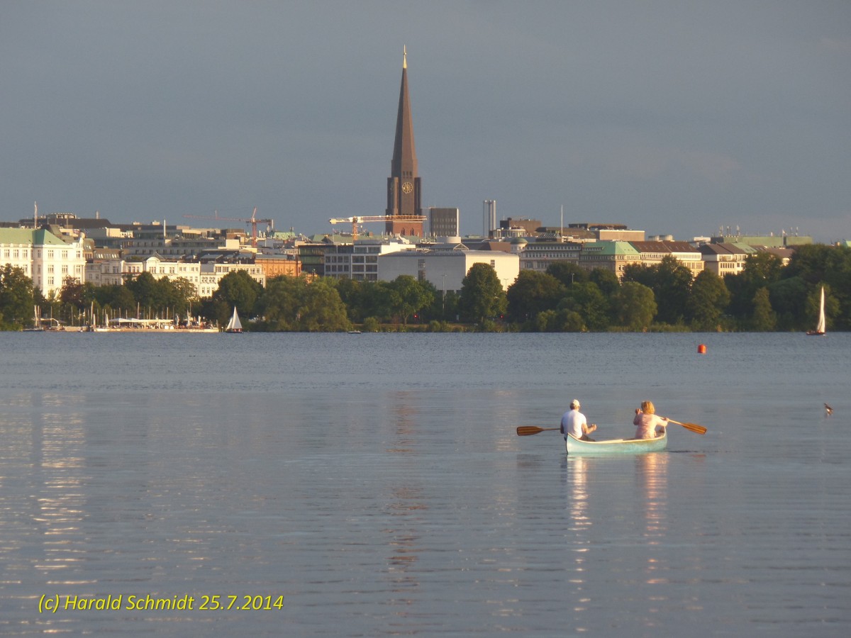 Hamburg am 12.7.2014: Blick ber die feierabendliche Auenalster nach St. Georg und St. Katharinen-Kirche