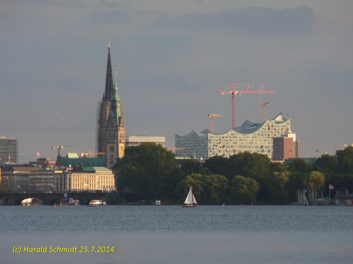 Hamburg am 12.7.2014: Blick ber die Auenalster zur Innenstadt mit Rathaus, St. Nikolai (unter Gerst) und Elbphilharmonie