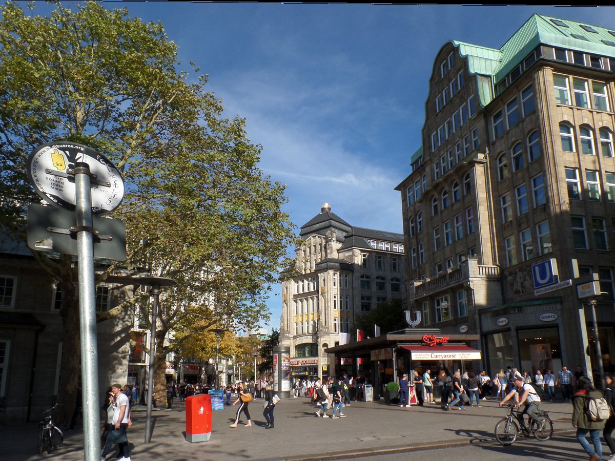 Hamburg am 13.10.2018: Blick von der Mnckebergstrae in die Strae Barkhof mit dem U-Bahn Zugang Mnckebergstrae und dem MGrill /