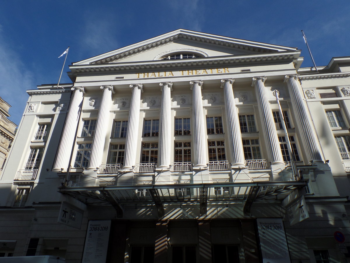 Hamburg am 13.10.2018: Das Thalia Theater ist ein Hamburger Staatstheater in der Strae Alstertor, gebaut 1911-1912 /