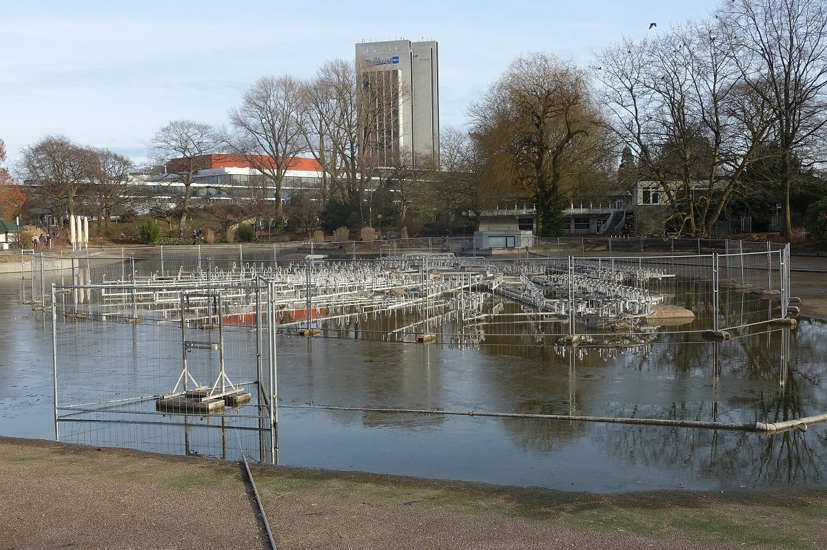 Hamburg am 13.2.2022: so sieht die Wasserlichtorgel im Park Planten un Blomen unter dem Wasser aus, z.Zt. in Wartung und Sanierung /