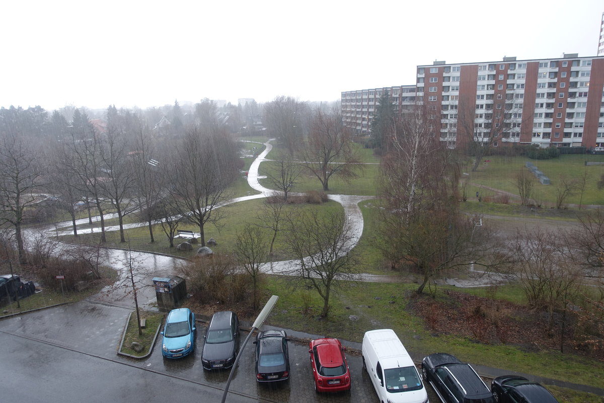 Hamburg am 13.3.2021: Stimmung an einem Regentag in einer Wohnanlage mit Park im Osten Hamburgs /