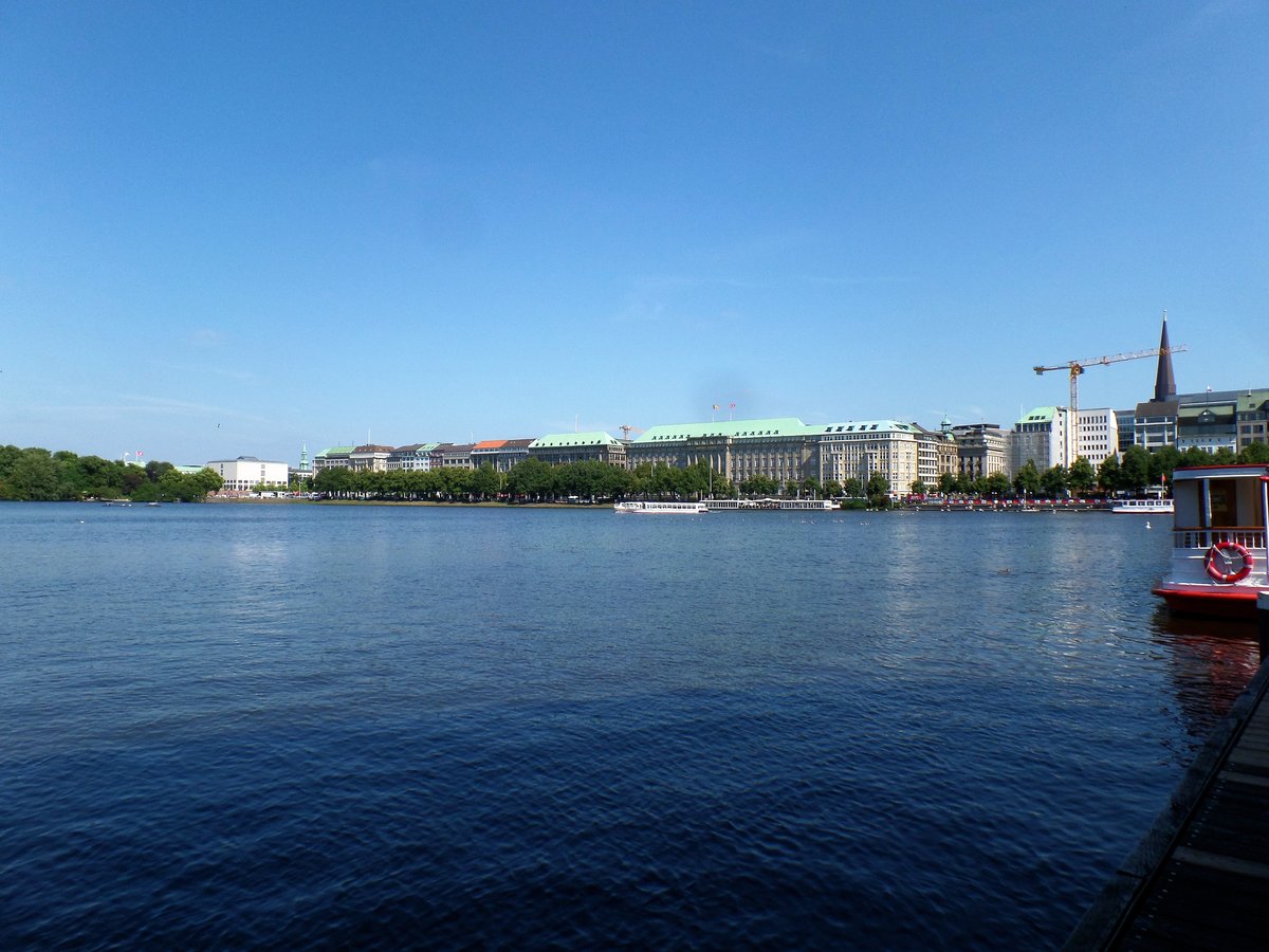 Hamburg am 13.7.2018: Blick vom Jungfernstieg ber die Binnenalster zum Ballindamm /