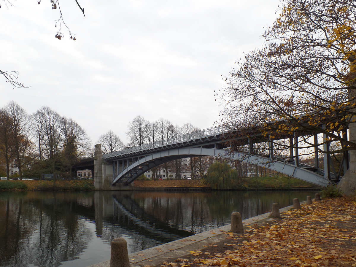 Hamburg am 14.11.2018: Brcke ber den Kuhmhlenteich in Hohenfelde, hier quert die Linie U3 das Gewsser /