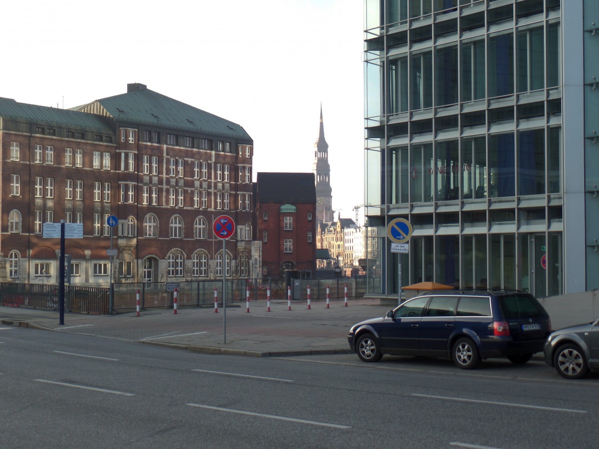 Hamburg am 14.12.2014: Blick von den Deichtorhallen in sdwestliche Richtung zur Katharinenkirche