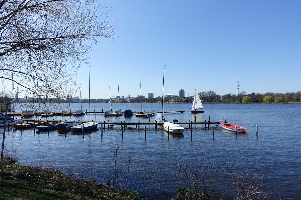 Hamburg am 1.4.2019: Blick ber die Auenalster,  vor der Stadtkulisse werden die ersten Segelboote klargemacht  /