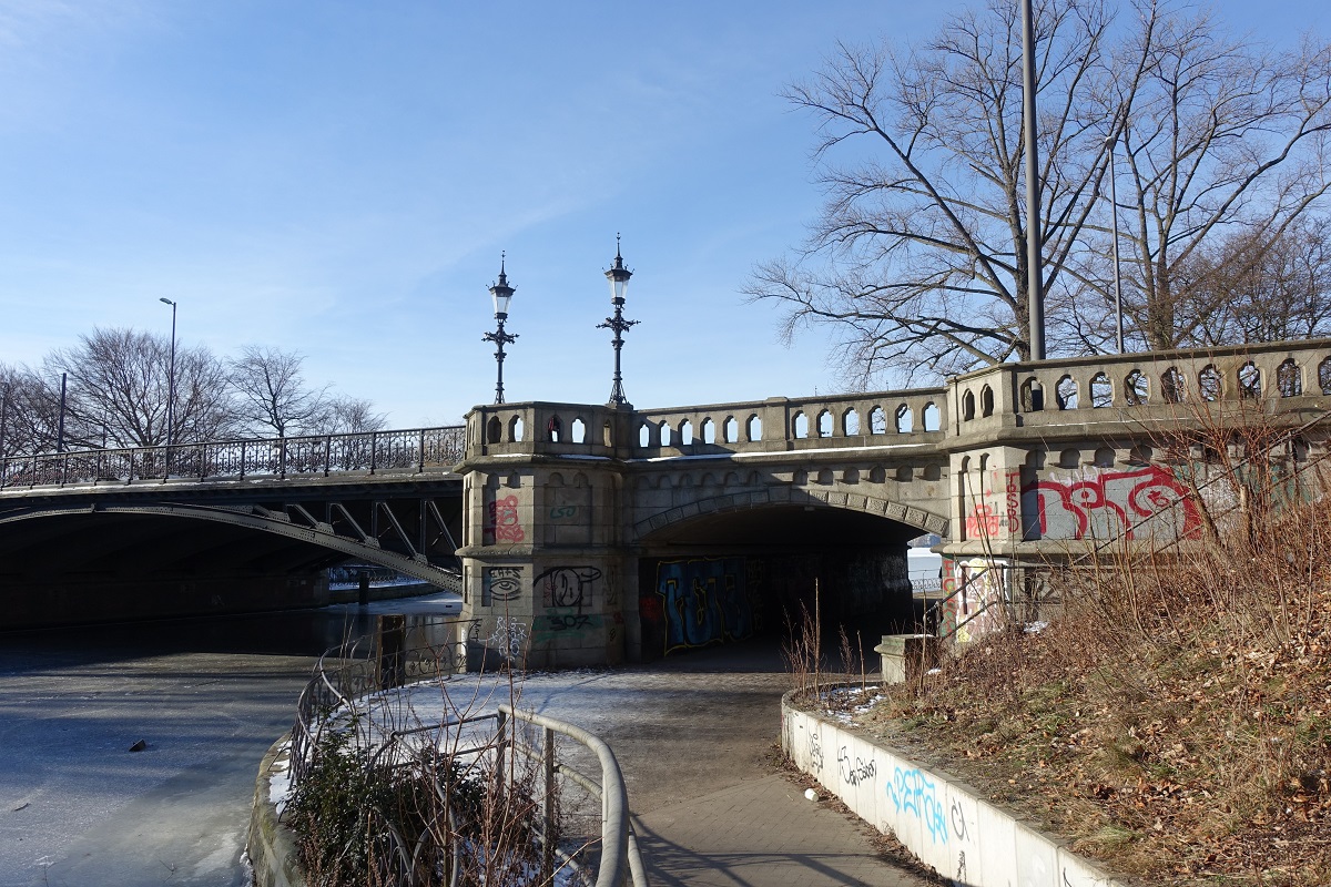 Hamburg am 14.2.2021: Blick auf die Schwanenwikbrücke vom Eilbekkanal mit dem Fußgängertunnel zur Alster /