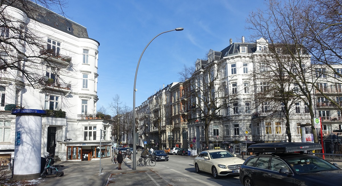 Hamburg am 14.2.2021: ein Straenzug mit reprsentativen Grnderzeithusern aus den Jahren um 1900 mit beeindruckenden Schmuckfassaden  im Stadtteil Uhlenhorst /