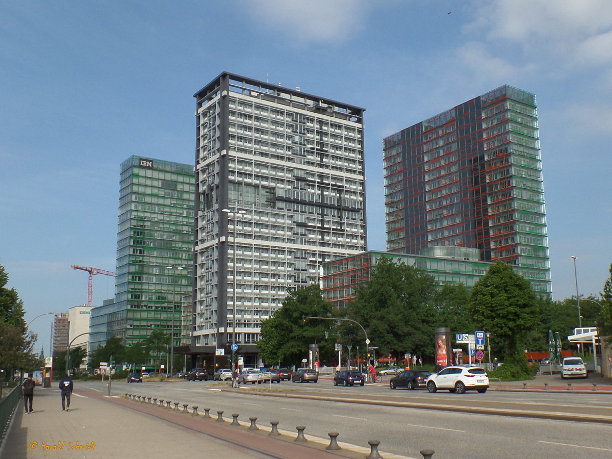 Hamburg am 14.6.2018, Stadtteil St. Georg /
Berliner Tor Center, im Vordergrund das von 1958 bis 1962 erbaute denkmalgeschtzte ehemalige Polizeiprsidium (bis 2001) der Freien und Hansestadt Hamburg. Die weiteren Gebude wurden 2004 fertiggestellt  / 
