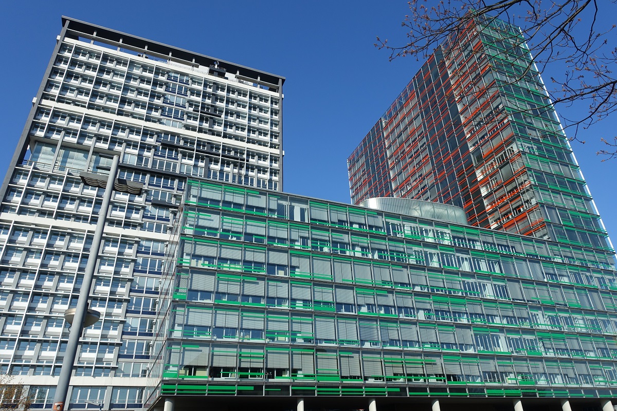 Hamburg am 14.6.2018, Stadtteil St. Georg / Das bis 90 Meter hohe und 2004 fertiggestellte Brohaus-Ensemble „Berliner Tor Center“ um das von 1958 bis 1962 erbaute denkmalgeschtzte ehemalige Polizeiprsidium (bis 2001) der Freien und Hansestadt Hamburg /