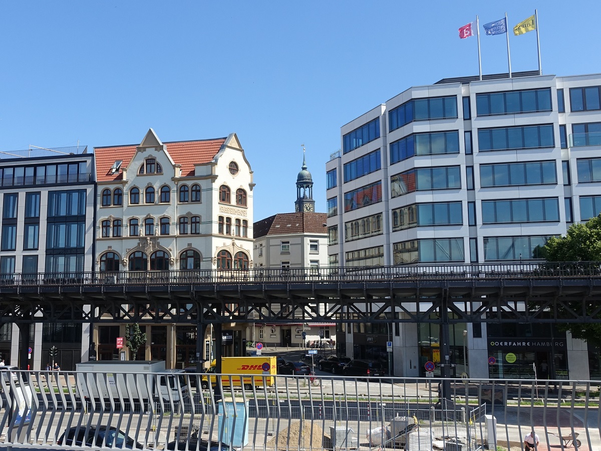 Hamburg am 14.6.2019: Blick von der Hochwasserschutzanlage ber die Strae Vorsetzen mit dem U-Bahnviadukt der Linie U3 in die Rambachstrae zum hinter den Husern aufragenden Turm der Michaeliskirche (Michel) /