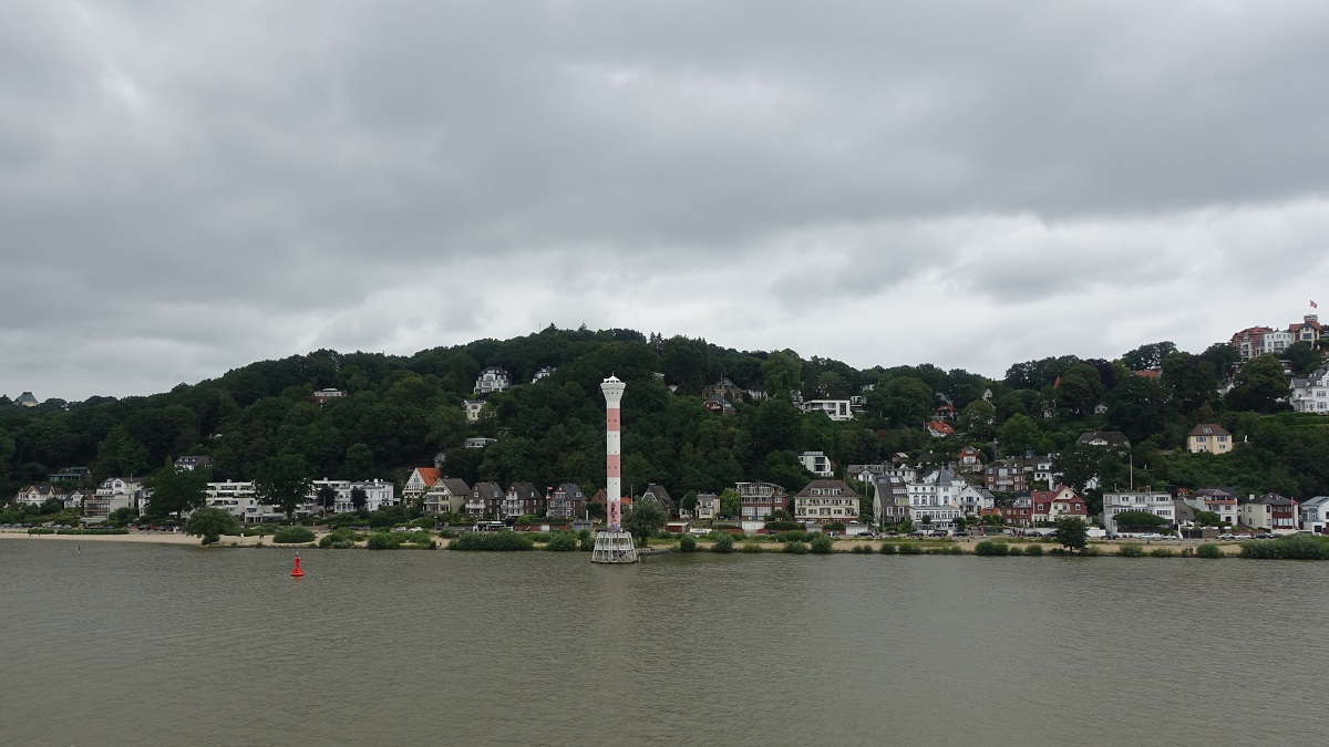 Hamburg am 14.7.2019: Blankenese mit Leuchtturm „Blankenese Unterfeuer“ von Bord der CAP SAN DIEGO /