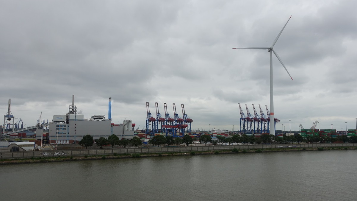 Hamburg am 14.7.2019: Klrschlammverbrennungsanlage VERA am Khlbrand, Foto von Bord der CAP SAN DIEGO /