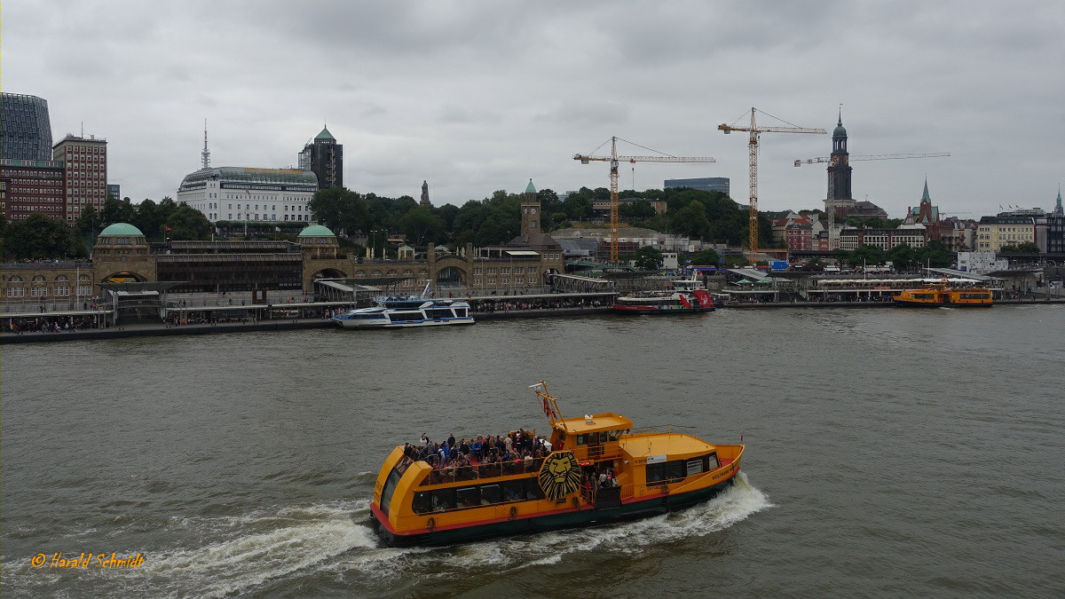 Hamburg am 14.7.2019: St. Pauli Landungsbrcken mit dem Uhrturm und den Baukrnen fr den Umbau der U-Bahn Station /