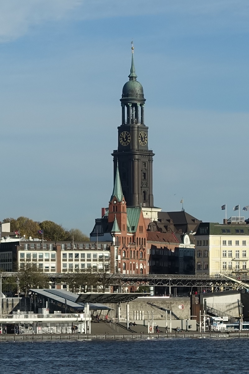 Hamburg am 15.11.2020: Blick auf die Hauptkirche St. Michaelis, Michel genannt, mit der davor liegenden Schwedischen Seemannskirche, im Vordergrund die St. Pauli Landungsbrcken /