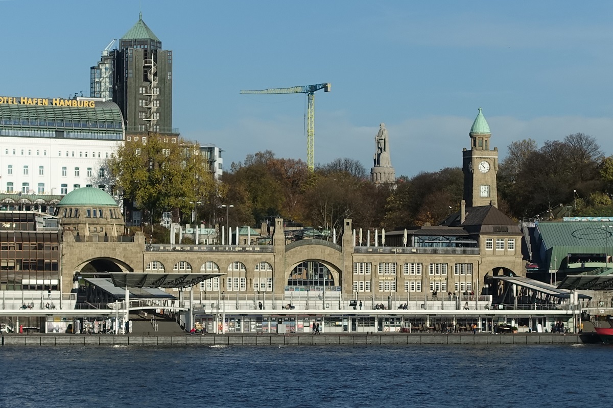 Hamburg am 15.11.2020: Blick von der Sdseite der Elbe (Steinwerder) auf das herausragende Bismarckdenkmal /