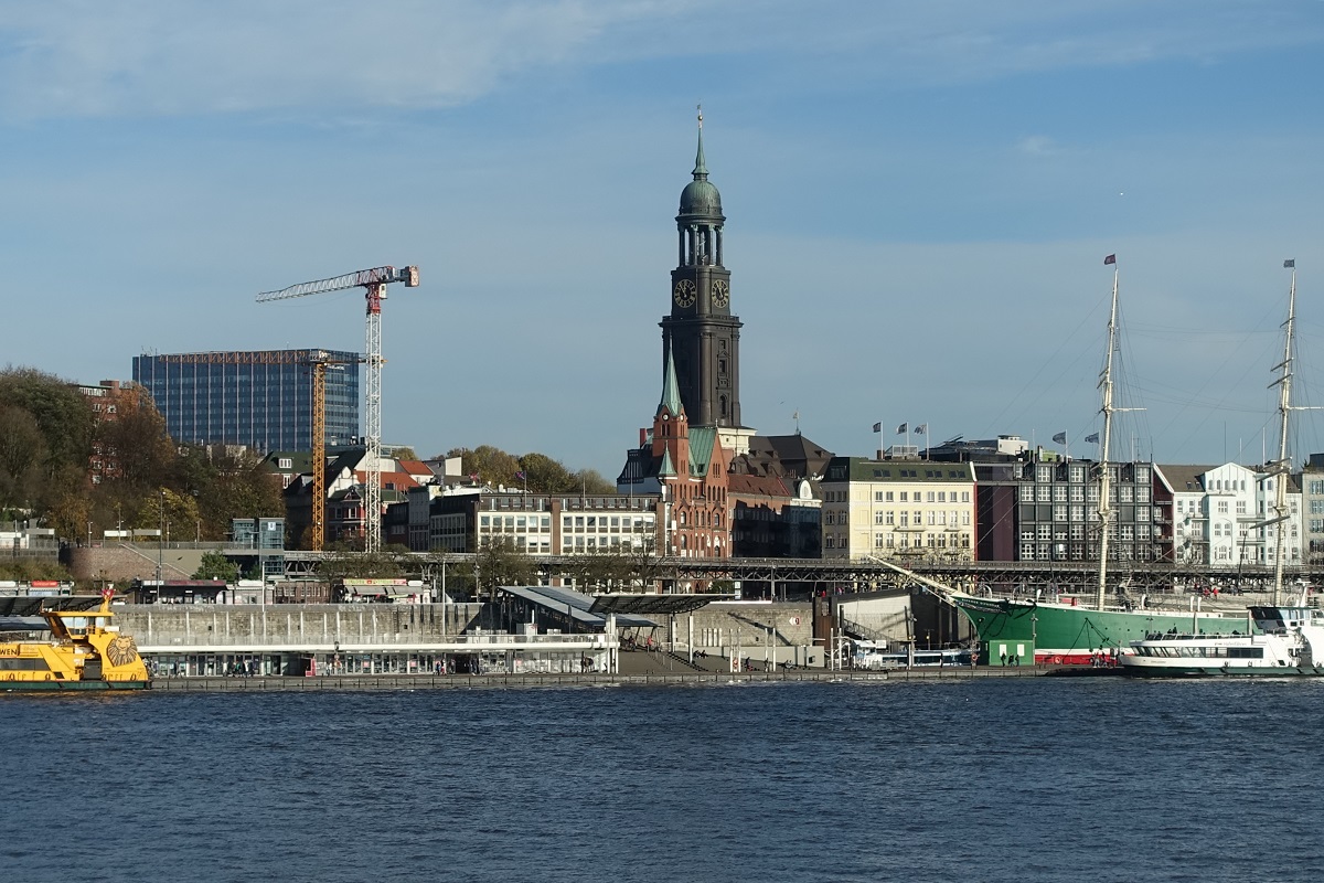 Hamburg am 15.11.2020: ein Teil der Hamburg Skyline von der Sdseite der Elbe (Steinwerder) gesehen mit dem dominanten Bauwerk der Michaeliskirche (Michel) /