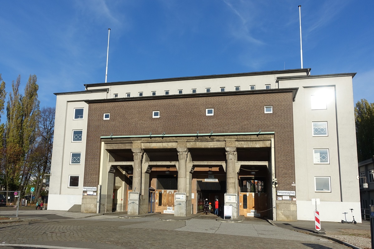 Hamburg am 15.11.2020: Sdeingang des alten Elbtunnels auf Steinwerder /