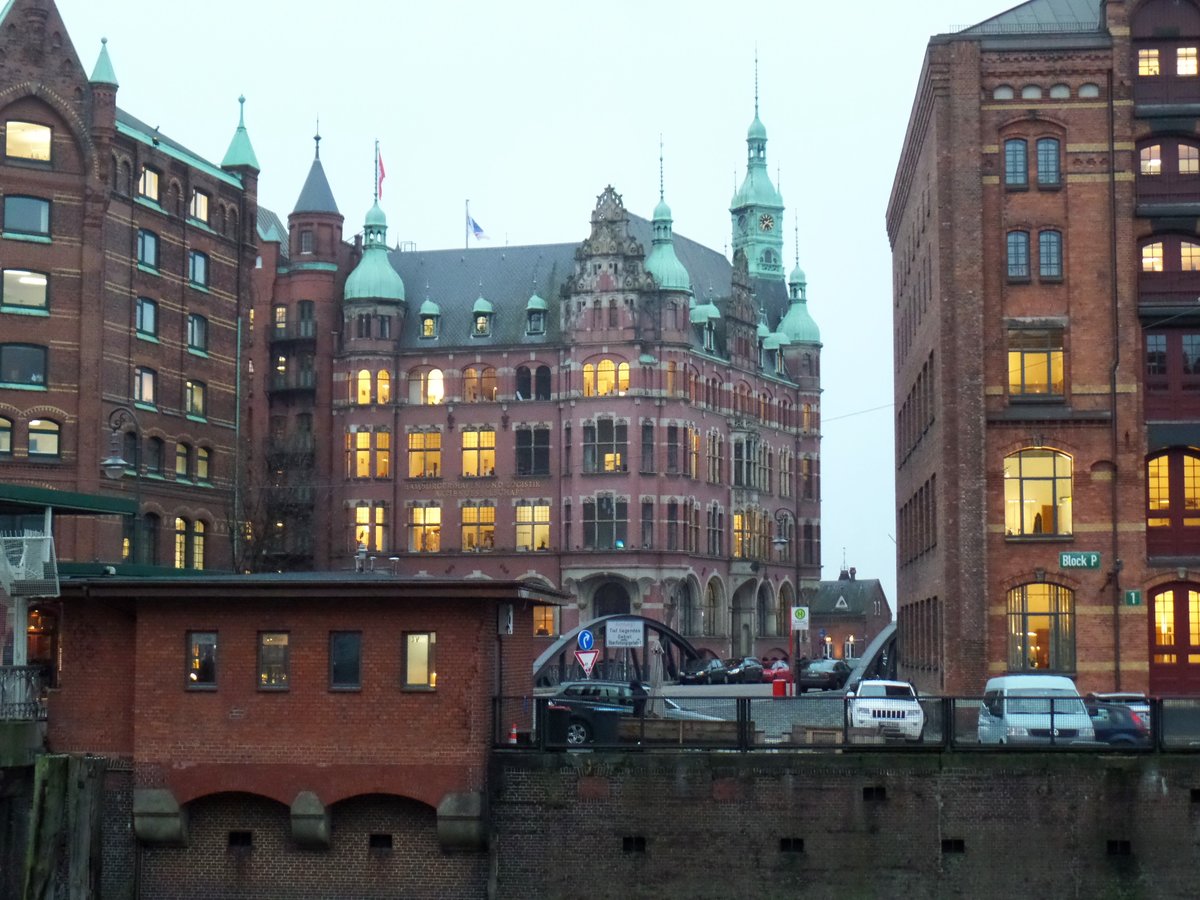 Hamburg am 15.12.2016: Blick ber den Zollkanal zum HPA-Hauptgebude St. Annen /