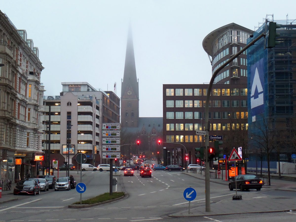 Hamburg am 15.12.2016: Blick vom Zollkanal/Dovenfleet durch die Strae „Brandstwiete“ ber die „Willy-Brandt-Str.“ zur Petrikirche mit dem im Hochnebel verschwindenden Turm /