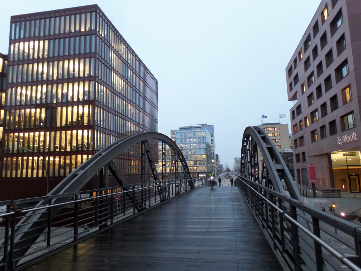 Hamburg am 15.12.2016: Kibbelstegbrcke mit Blick durch den Kleinen Grasbrook zum Strandkai /